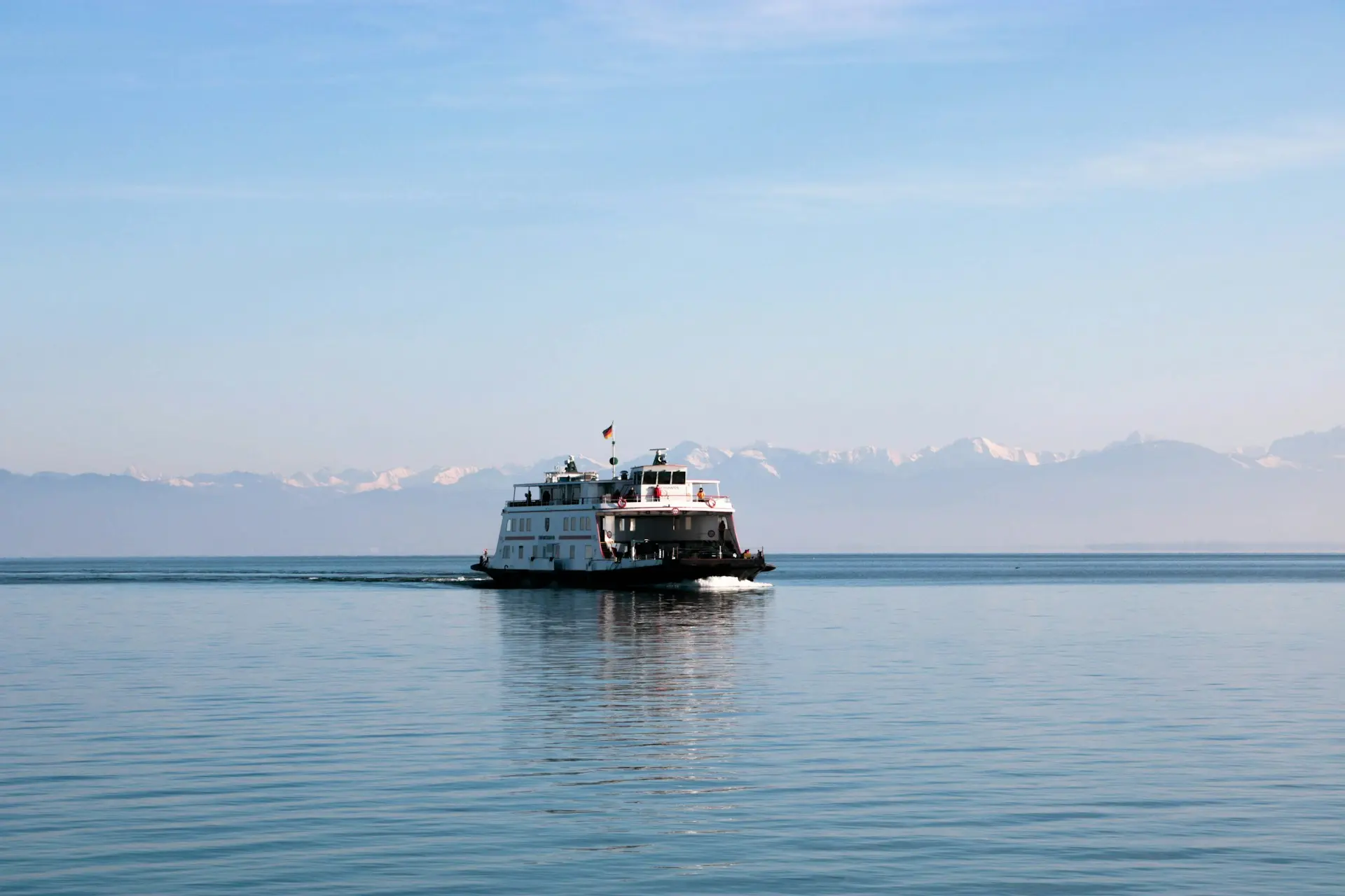 Fähre auf dem Meer – Fährtickets günstig online buchen